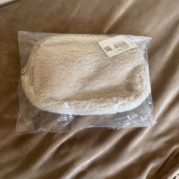 NWT, Lululemon Everywhere Belt Bag - Fleece, Natural Ivory - Silver Hardware - Picture 4 of 10